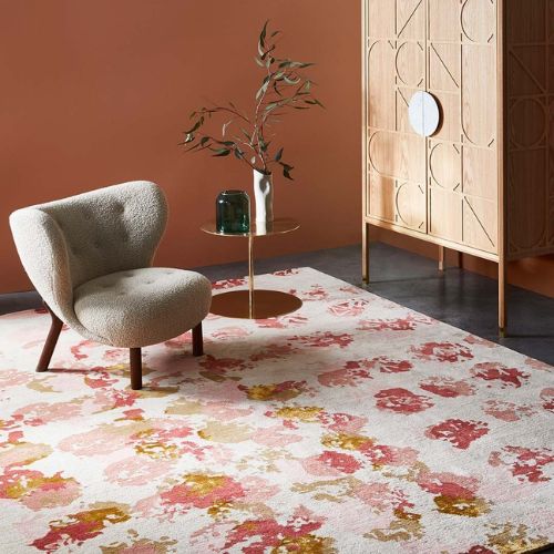 Cozy floral rug in muted tones
