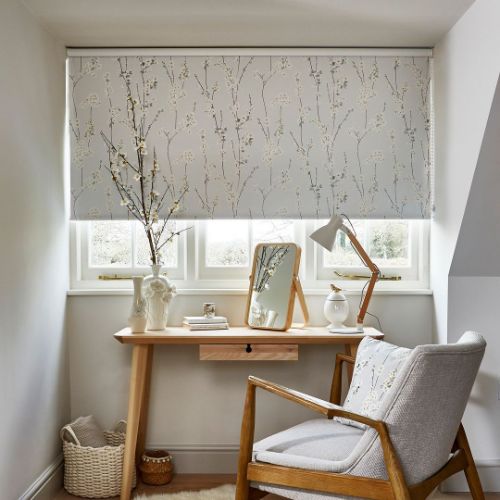 Floral patterned roller blind with nature decor